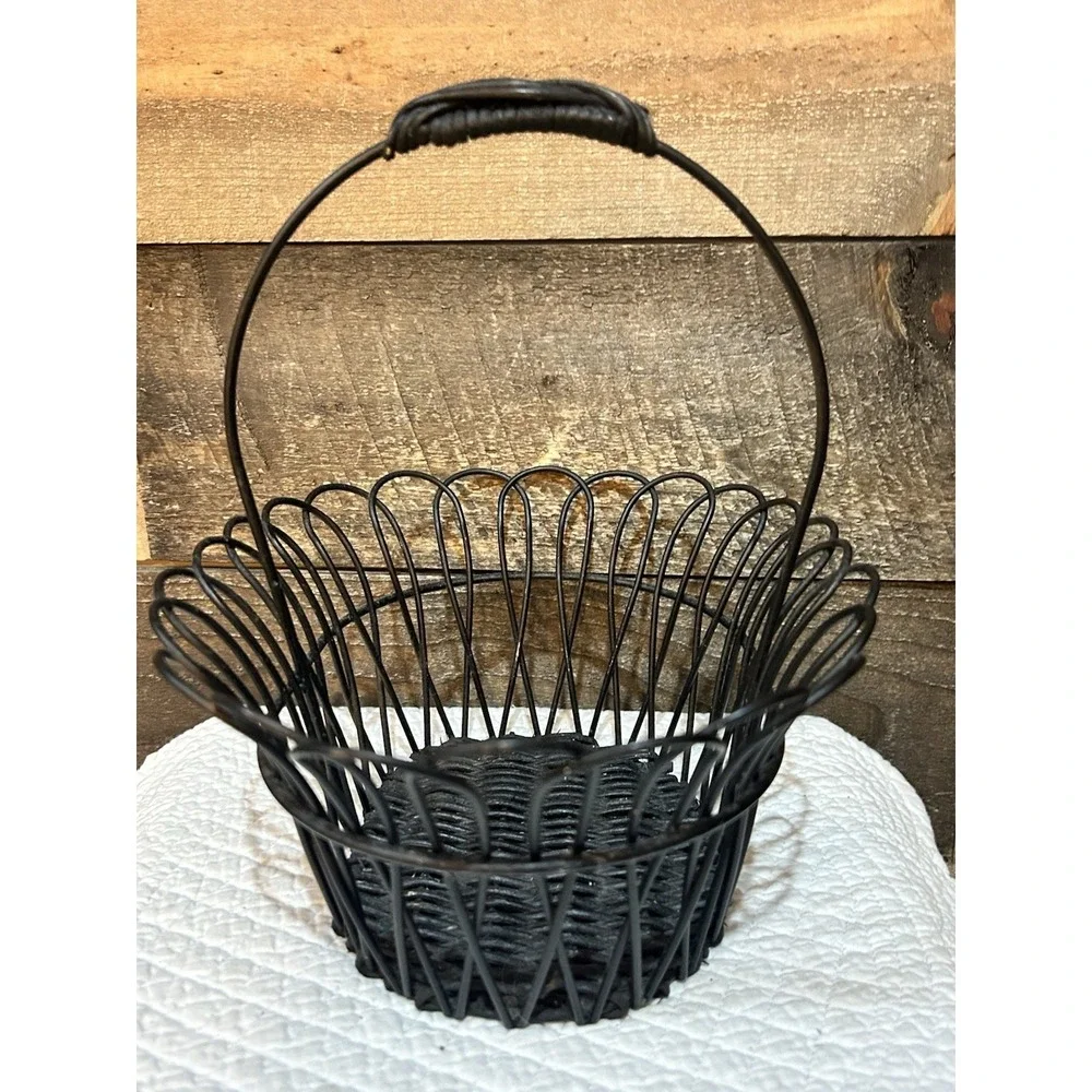 Wicker and Wire‎ Round Basket with Handle 8